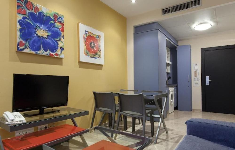 Apartamentos Vertice Sevilla Aljarafe Bormujos Ngoại thất bức ảnh