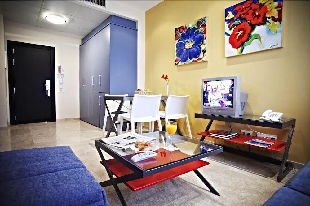 Apartamentos Vertice Sevilla Aljarafe Bormujos Ngoại thất bức ảnh